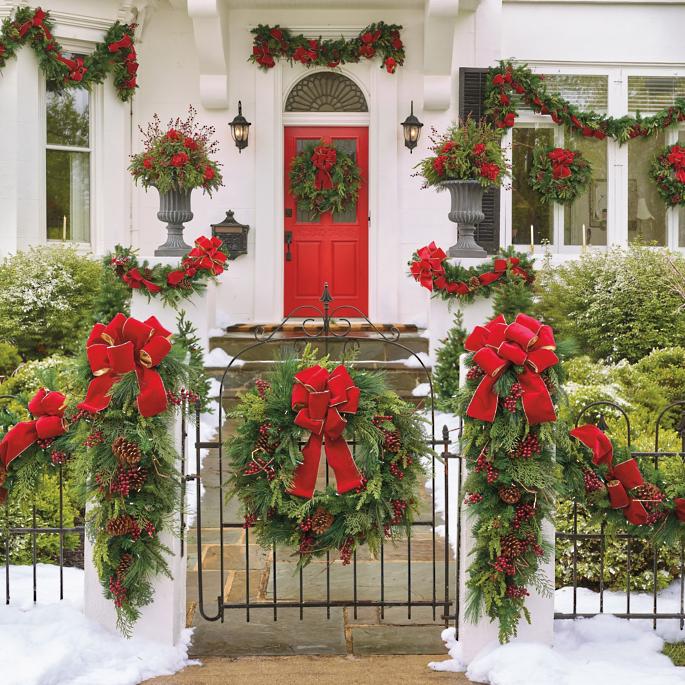 4 Classic Holiday Wreaths for a Southern Home