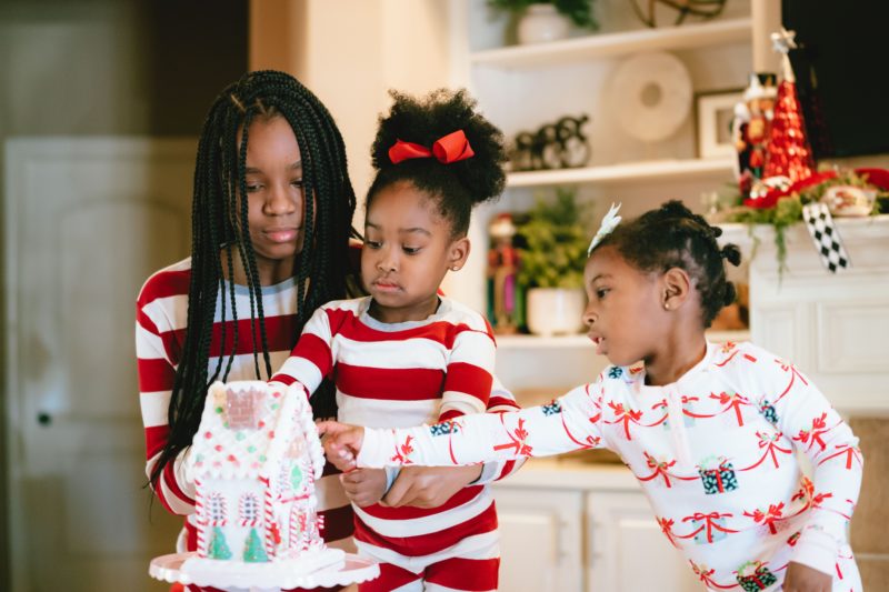 How to Host a Kids Gingerbread House Party